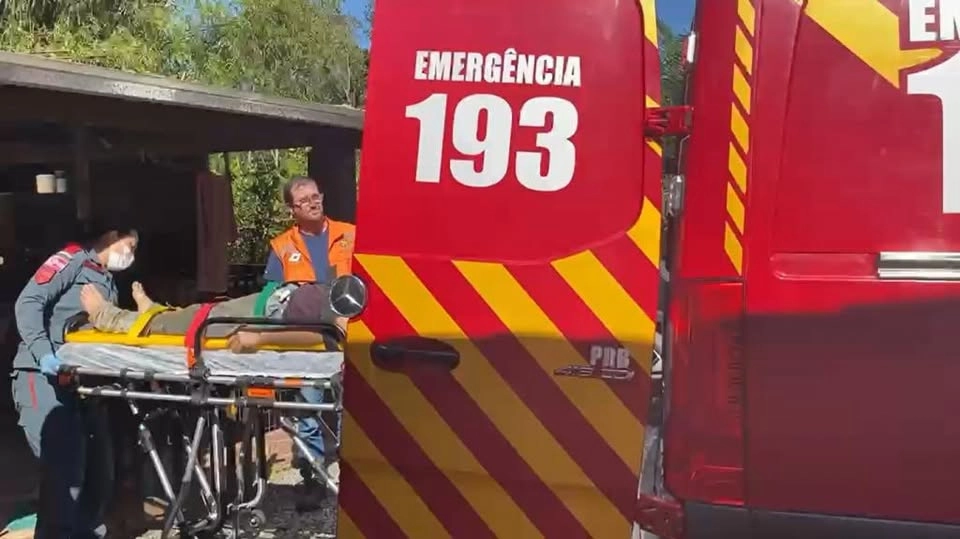 Homem fica ferido após cair de telhado durante reparo em Nova Trento