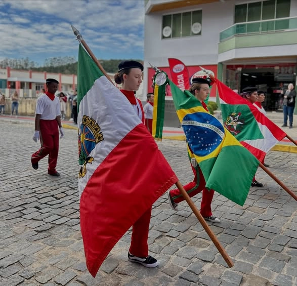 Desfile de 7 de Setembro reúne educação, cultura e tradição em Nova Trento