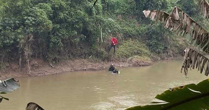Carro é localizado após cair no rio Itajaí-Mirim em Brusque