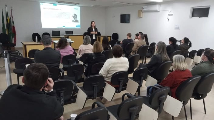 Oficina orienta empreendedores de Nova Trento sobre uso da Inteligência Artificial