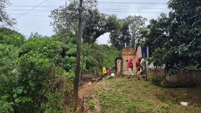 Família morre soterrada após barranco desabar sobre casa durante temporal em Ponta Grossa