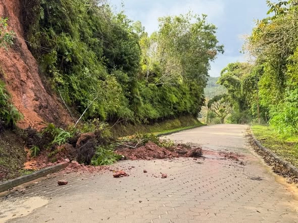 Queda de barreira é registrada no bairro São Roque após fortes chuvas