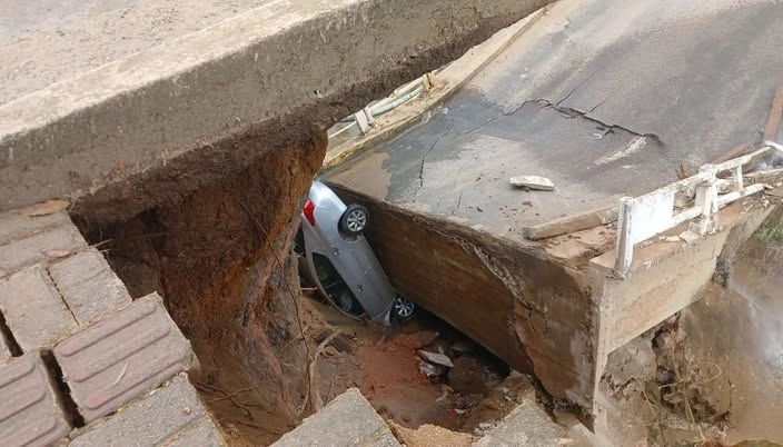 URGENTE: Ponte desaba e carro fica preso em destroços em Canelinha