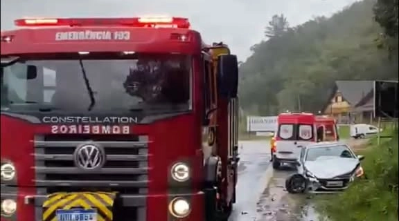 Colisão frontal deixa quatro pessoas feridas na SC-108, em Nova Trento
