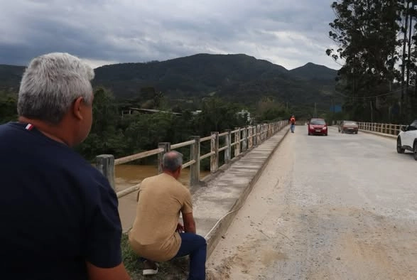 Engenheiros realizam inspeção técnica em pontes de Canelinha