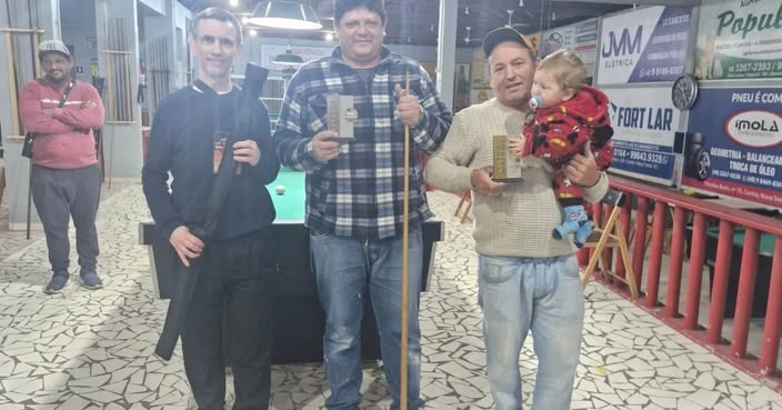 Dario é campeão do tradicional torneio de sinuca do Bar do Pinho