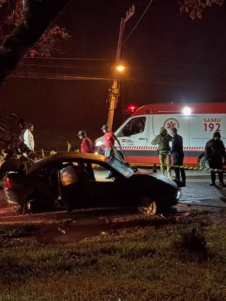 Jovem de 21 anos morre após sair da pista e colidir contra árvore