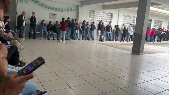 Nova Trento - Filas marcam manhã de votação em escolas do Município