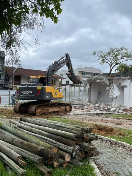 Nova Trento: Obras da praça coberta são retomadas