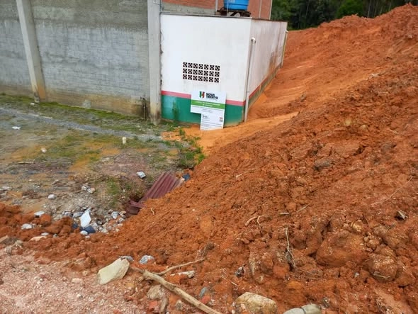Nova Trento – Moradores pedem providências sobre terraplanagem de terreno da futura creche de Claraíba
