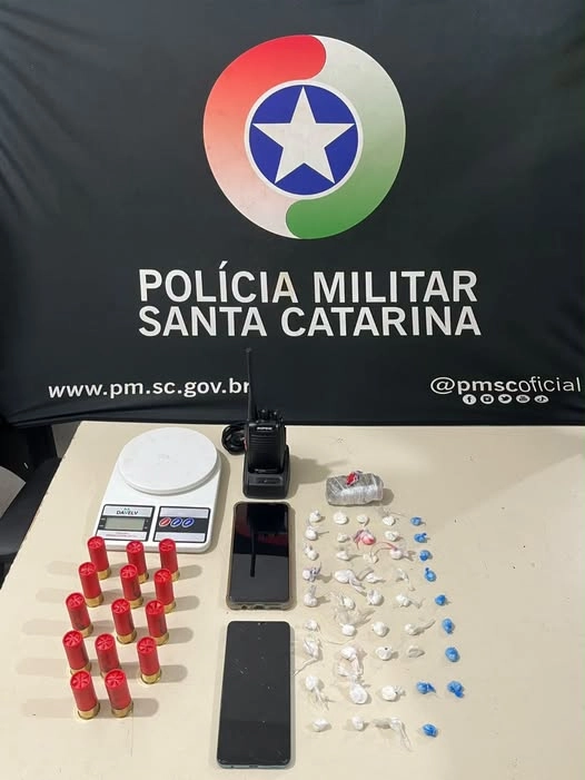 Homem é preso por tráfico de drogas e munições são apreendidas no Casarão, em Tijucas