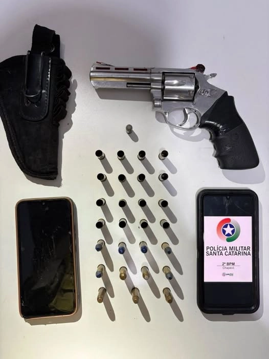 Chapecó: Homem de 48 anos é conduzido à delegacia por porte ilegal de arma de fogo no bairro Passo dos Fortes