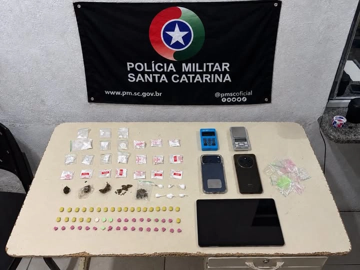 Polícia Militar prende três pessoas por tráfico de drogas em Porto Belo