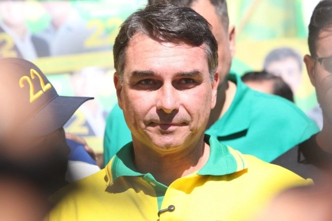 Flávio Bolsonaro fala em “censura” após decisão de Toffoli contra campanha de Renan Santos