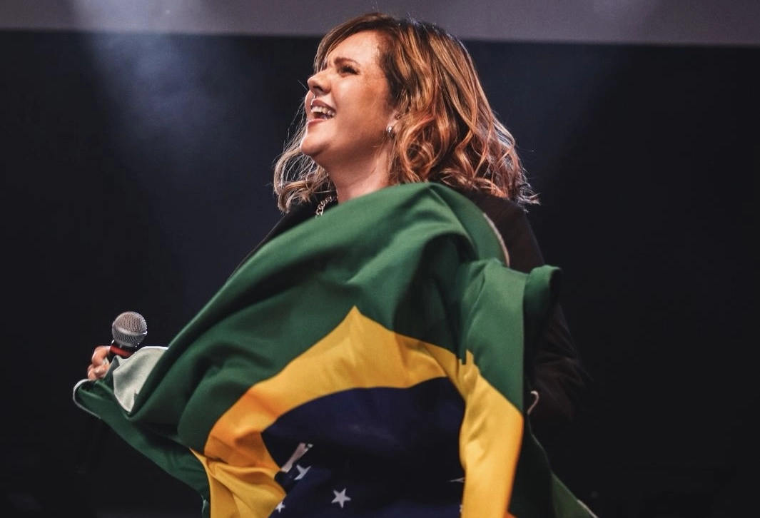 Maíra Oliveira lança “Filhos do Fogo” e canta sobre avivamento, paixão e quebrantamento