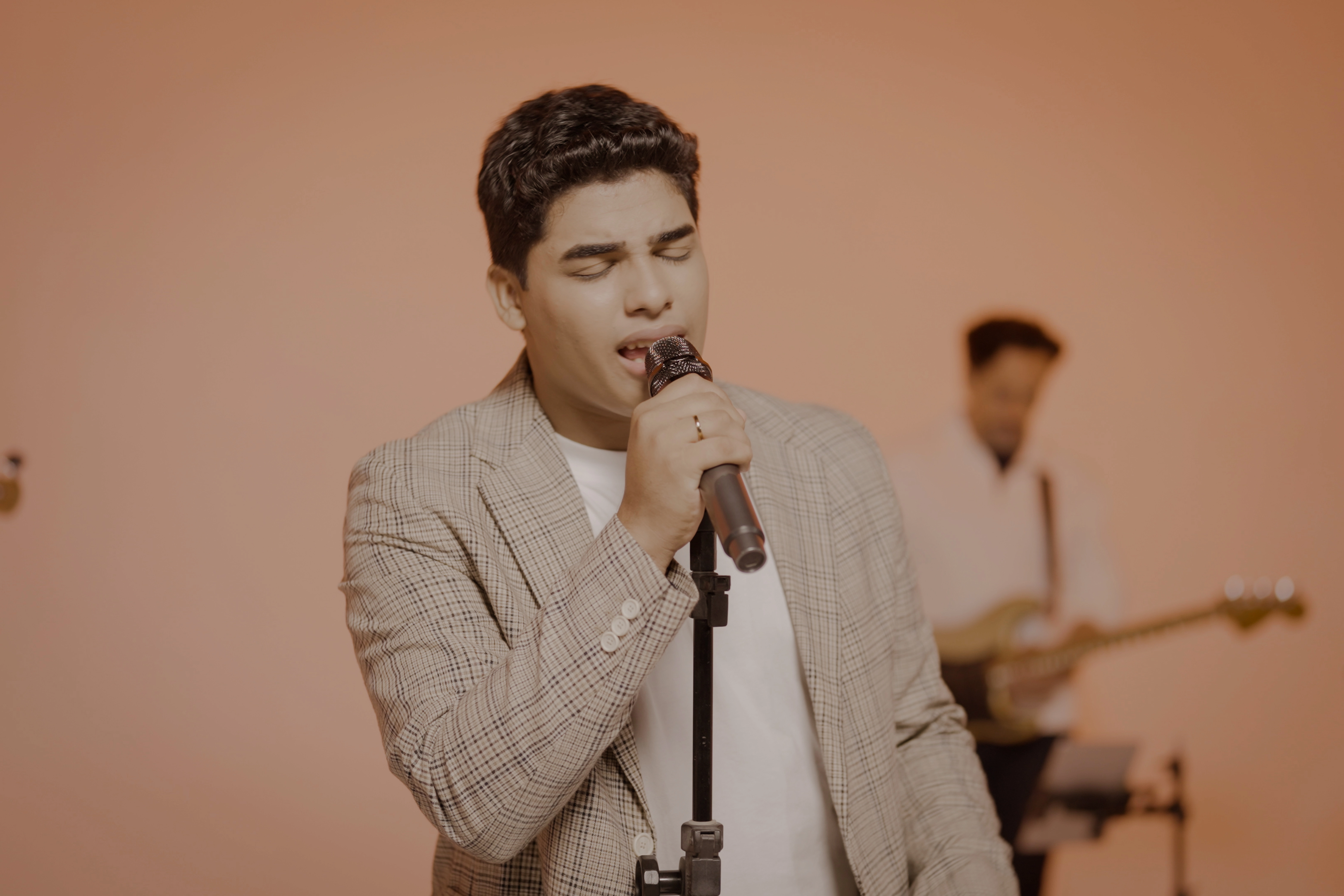 Revelação da música gospel no Ceará, Vinicius Santos estreia na Gravadora Louvor Eterno com o single “Tudo É Perda”