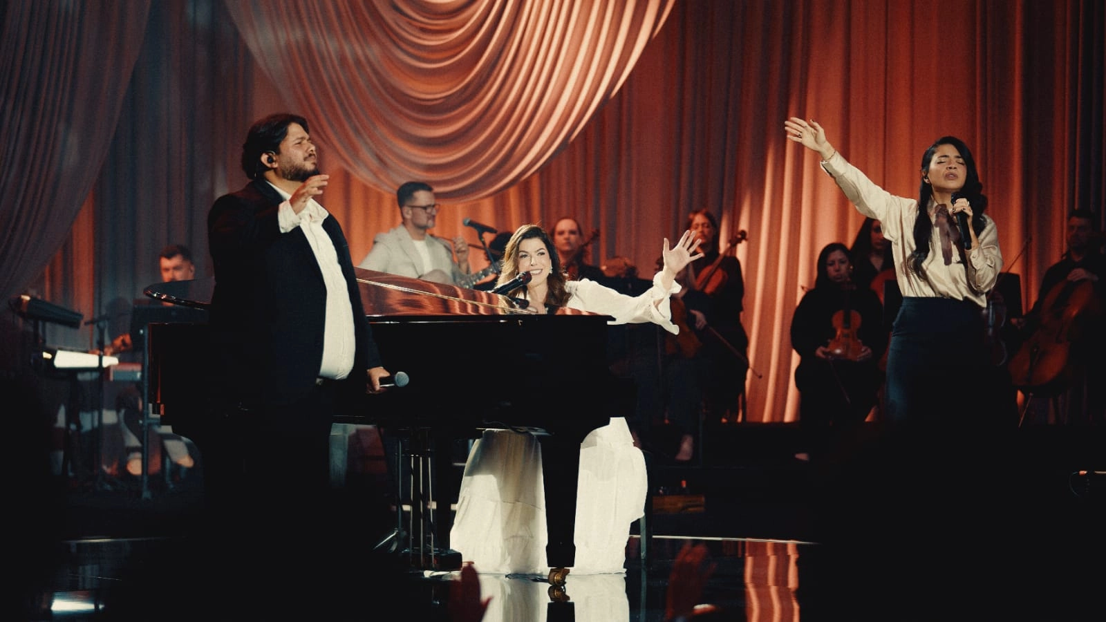 Rachel Novaes se une à FHOP Music em “Tudo Novo / Maranata”