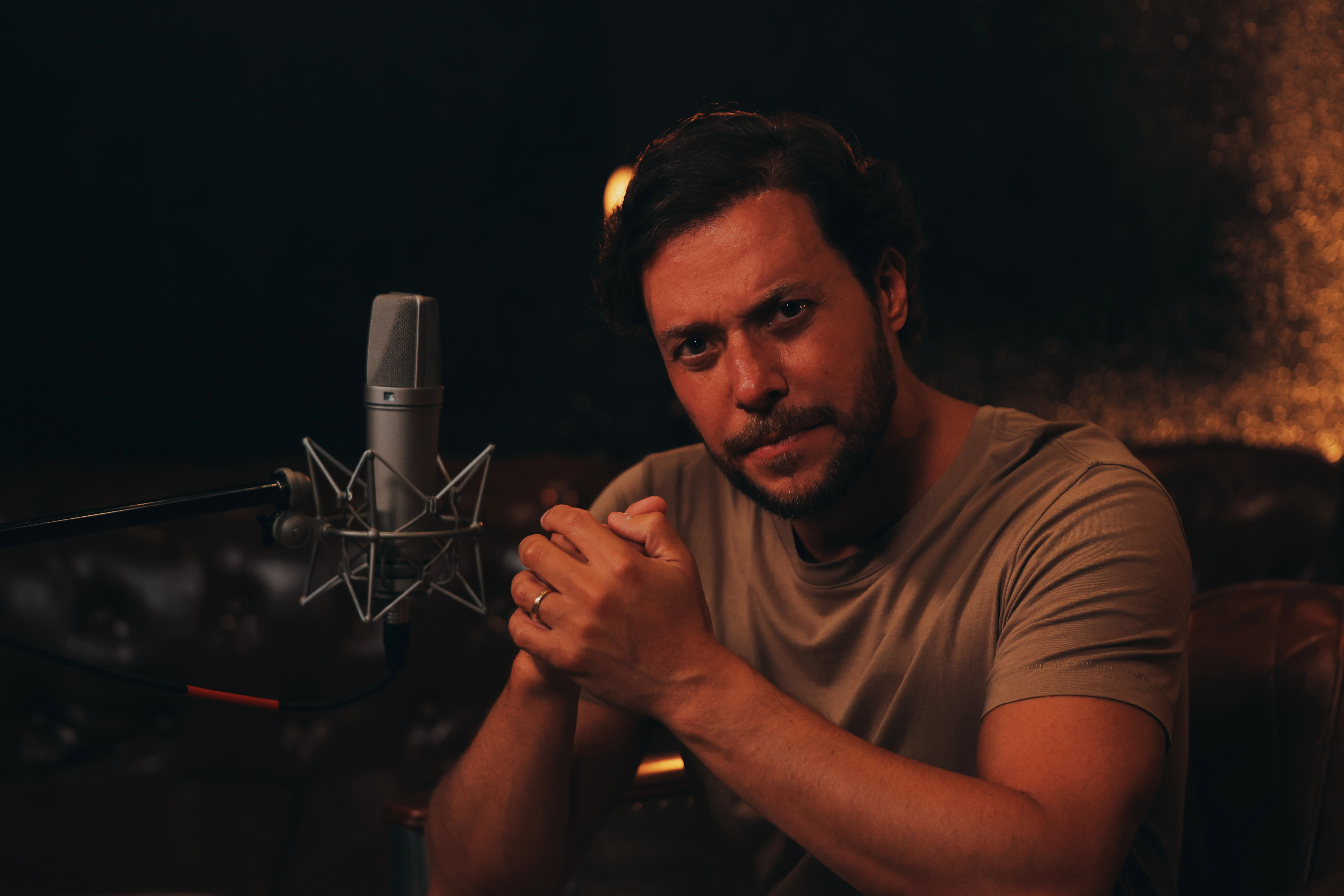 Após quatro anos de pausa, André Valadão retoma a carreira musical e lança o álbum “Versões Acústicas, Volume 3”