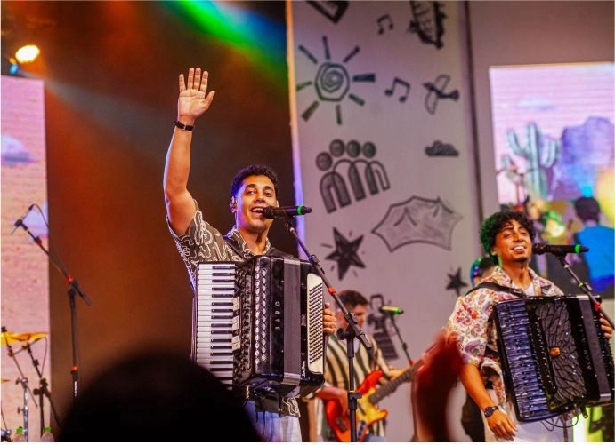 Sarau do Reino une forró e rock no single “Esse é Meu Rei”, gravado ao vivo em Fortaleza