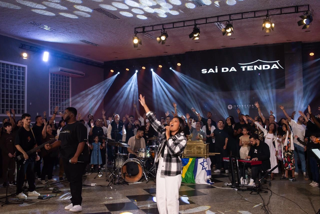 Sai da Tenda retoma sua história de adoração e prepara o lançamento de “Reina em Nós”