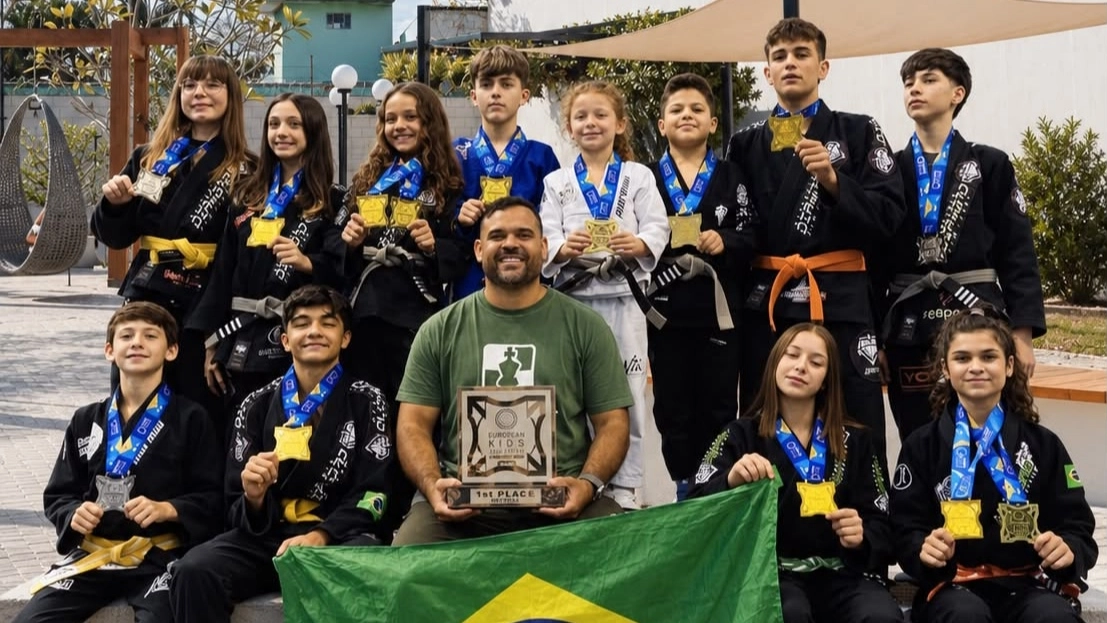 Igreja We Are Reino patrocina atletas de jiujitsu que pediam dinheiro no semáforo, e equipe se torna campeã europeia