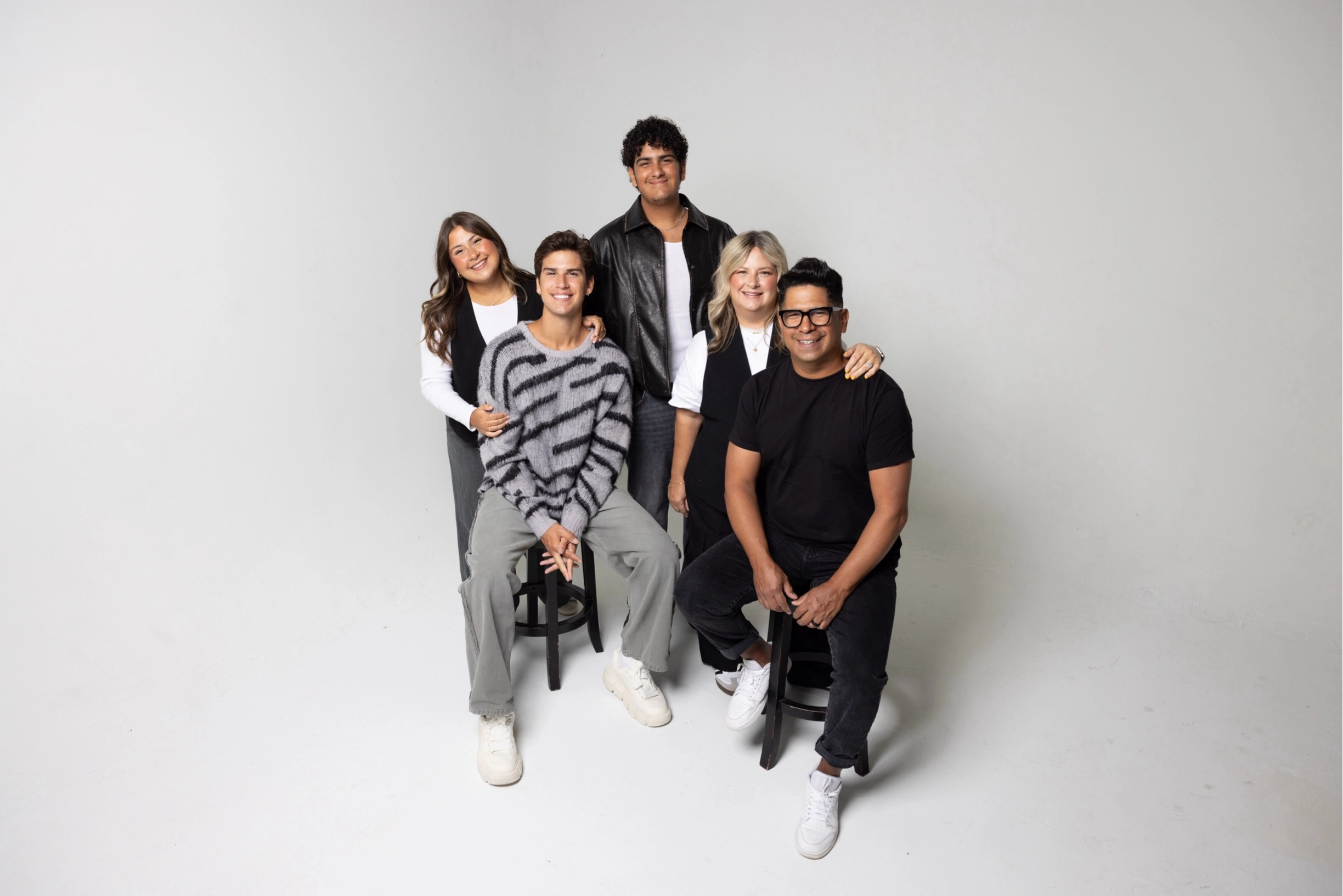 Daniel Calveti & La Mesa compartilham histórias de fé com seu novo álbum, "LA CASA DE PAPÁ"