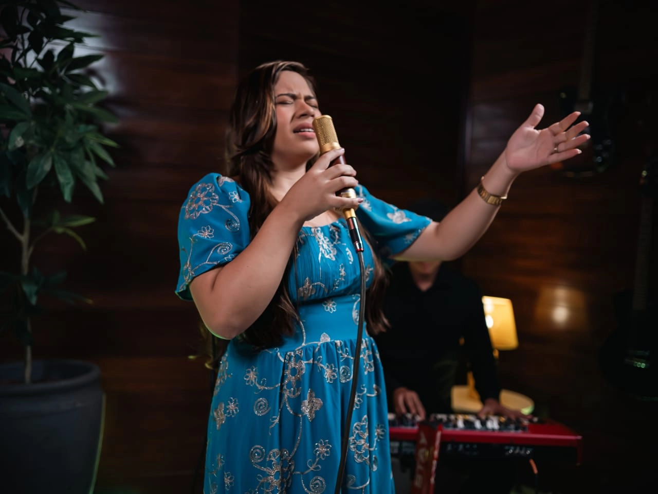 Jamile Castro lança “Não Me Deixe Esquecer”, cover de Valesca Mayssa pela Todah Experience