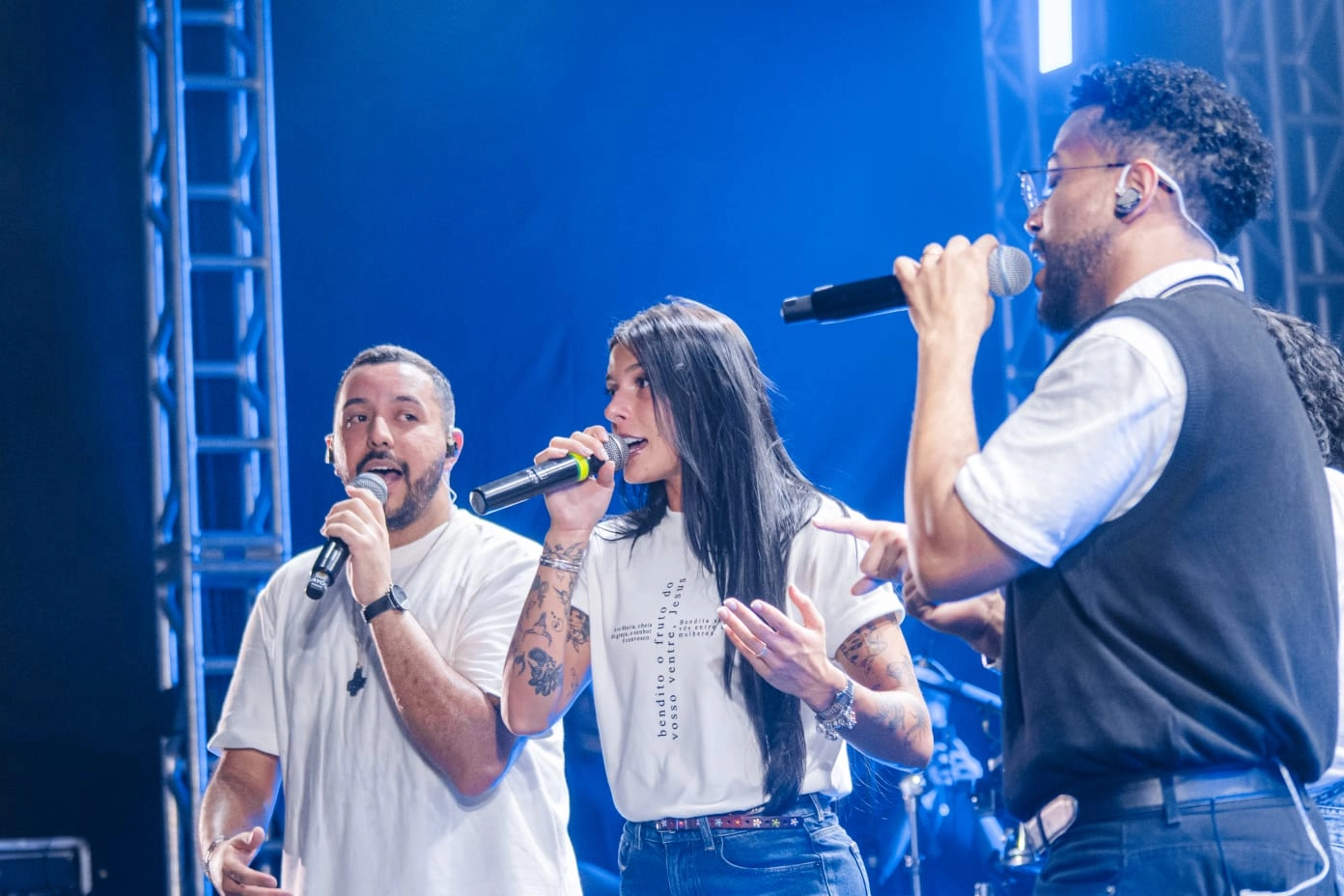 Ana Castela canta música inédita com a banda Colo de Deus em evento cristão para mais de 3,2 mil pessoas