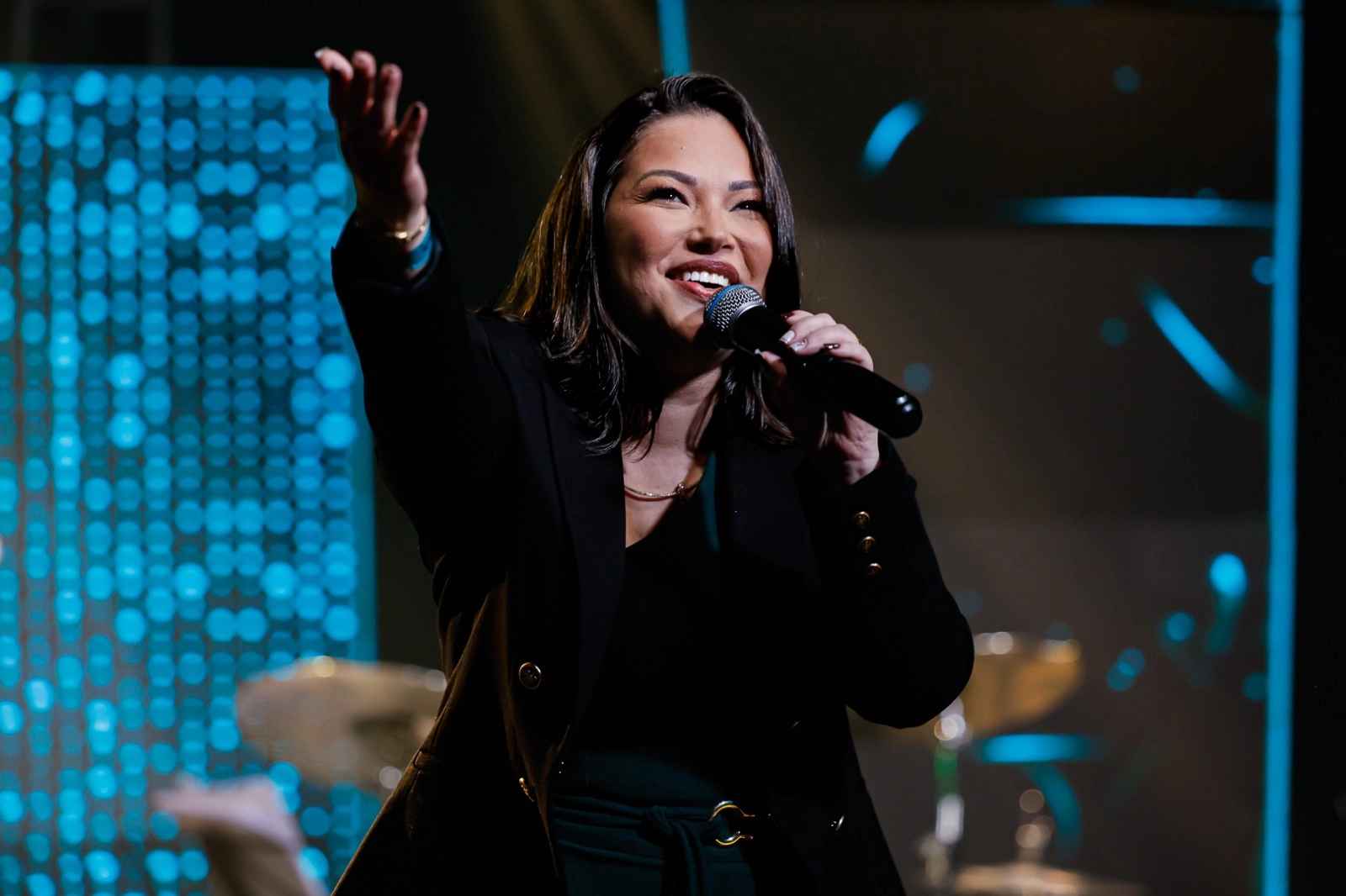 Cindy Tápia estreia na música com “Ele é Grande”, single lançado pela Todah Experience Live