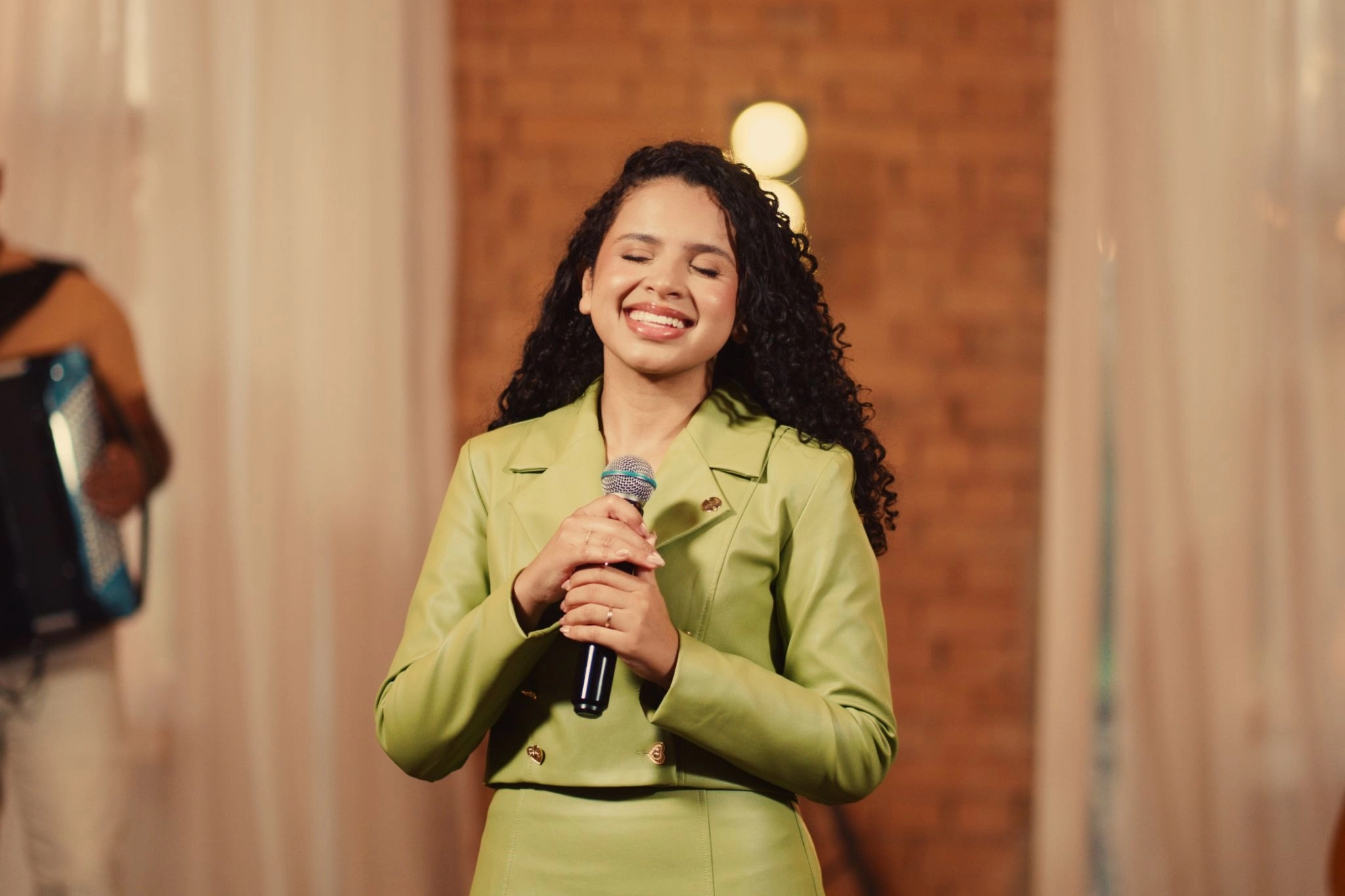 Sara Evelyn apresenta nova versão de "Vigia" e destaca a força do louvor pentecostal