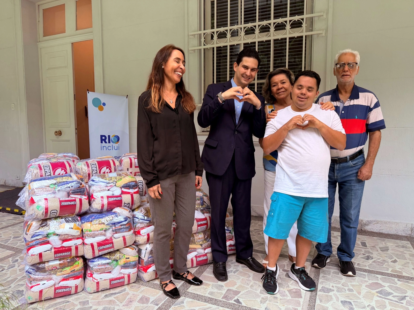 Assembleia de Deus de Madureira doa 15 toneladas de alimentos à ONG RIOInclui