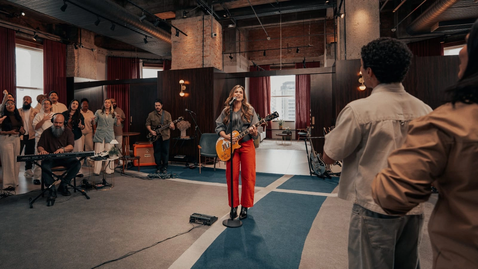 Bruna Olly grava novo projeto audiovisual no Farol Santander, um dos cartões-postais de São Paulo