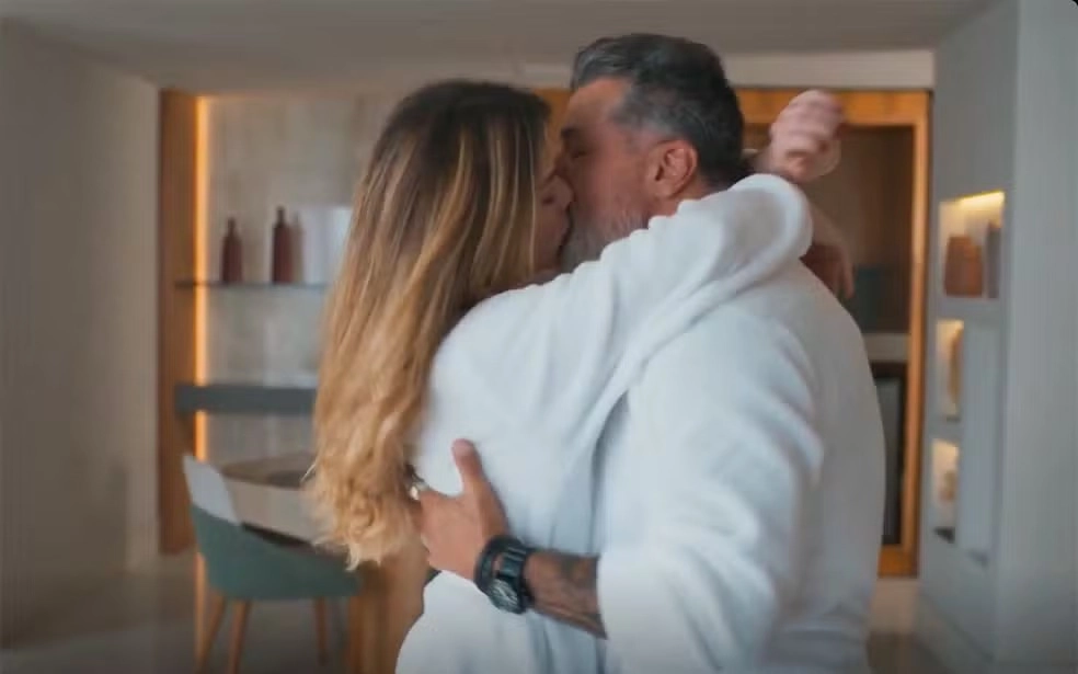Por Você: Gabriel flagra Vanessa e Junqueira aos beijos; veja por quem