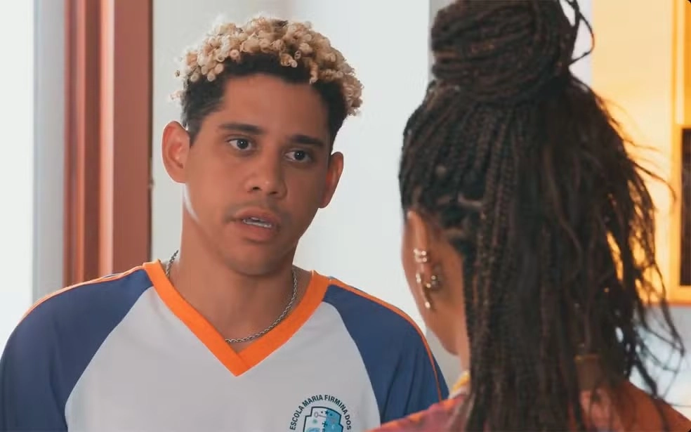 Spoiler de Por Você: Peixe surpreende Bela com novo emprego