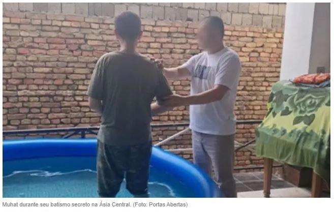 Cristão é batizado em sigilo em igreja da Ásia que ora sussurrando para não ser descoberta.