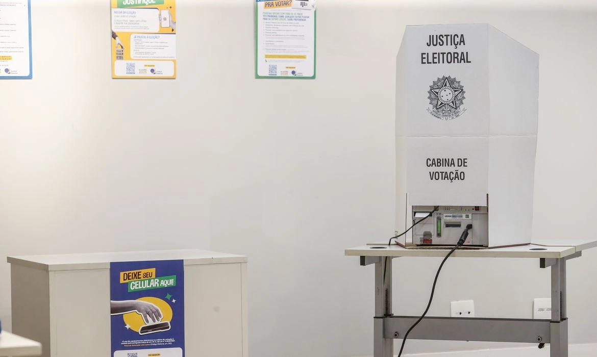 Número de brasileiros aptos a votar no exterior quase dobra