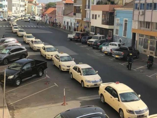 Associação de Taxistas da Praia defende aumento de 50 escudos nas tarifas e admite paralisação da classe