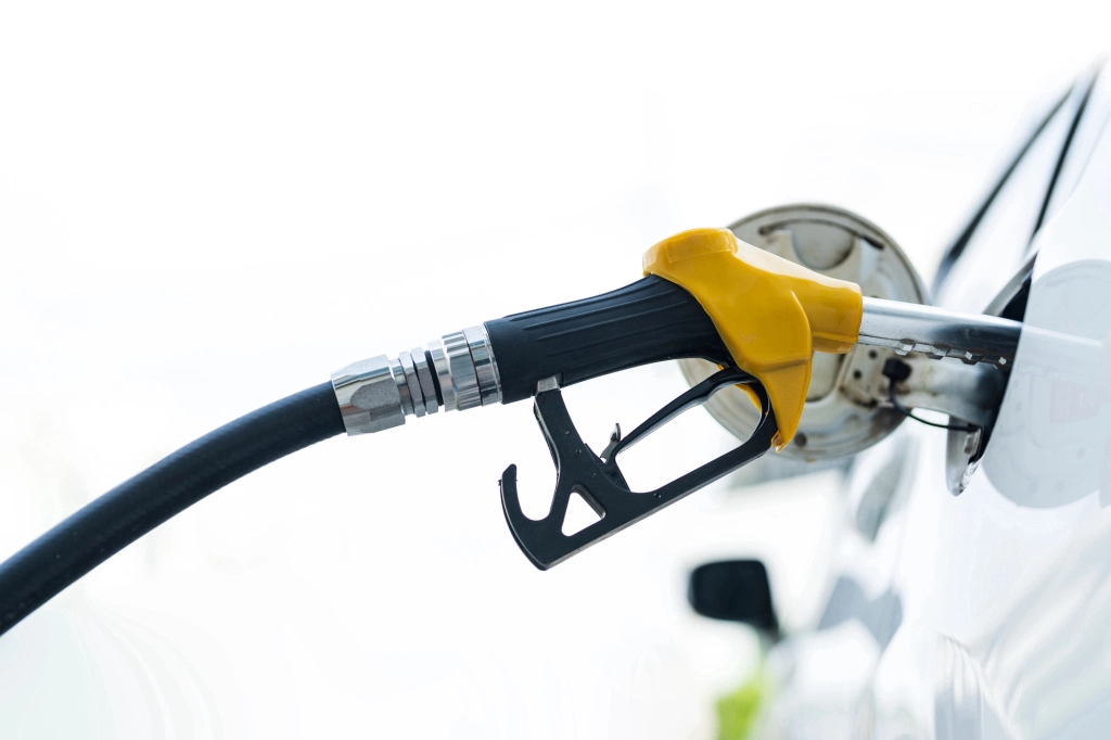 Gasolina passa para 197,20 escudos e gasóleo para 190,30 escudos por litro em Outubro