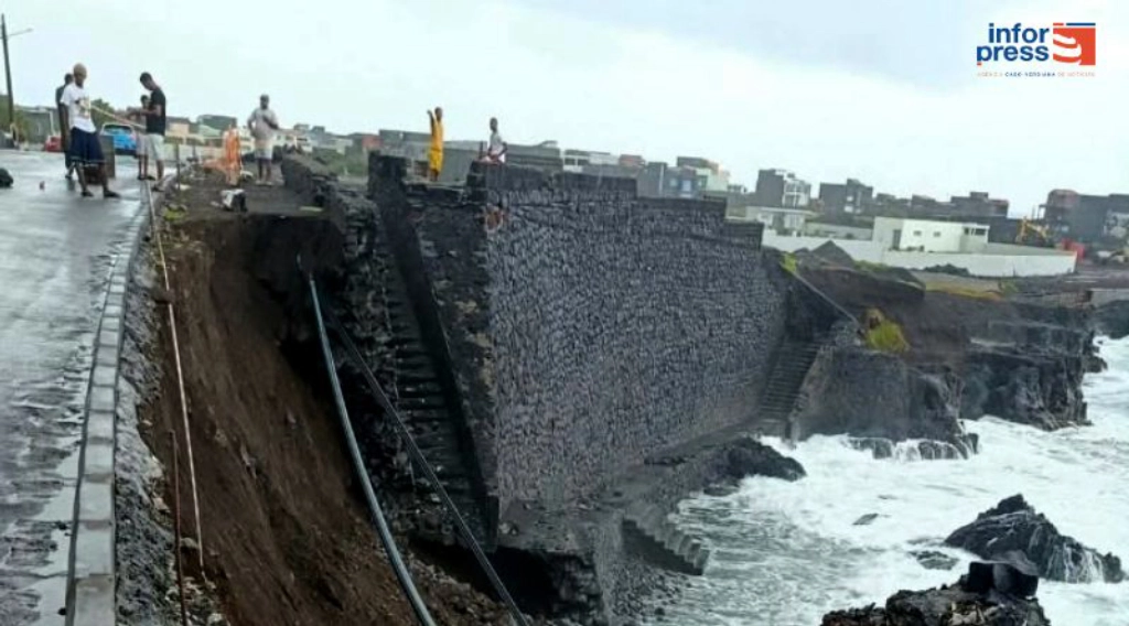 Chuvas provocam derrocada de muro e aumentam riscos em várias zonas do município dos Mosteiros
