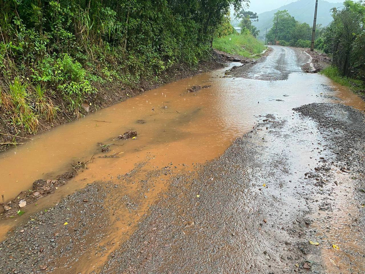 Cheias interditam estrada no município de Santa Cruz