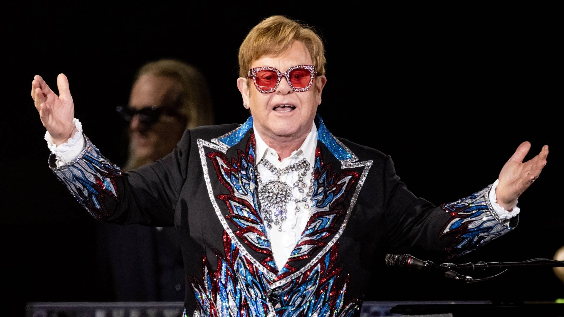 Aos 79 anos, Elton John esquece aposentadoria em show no Rock in Rio com baladas imbatíveis