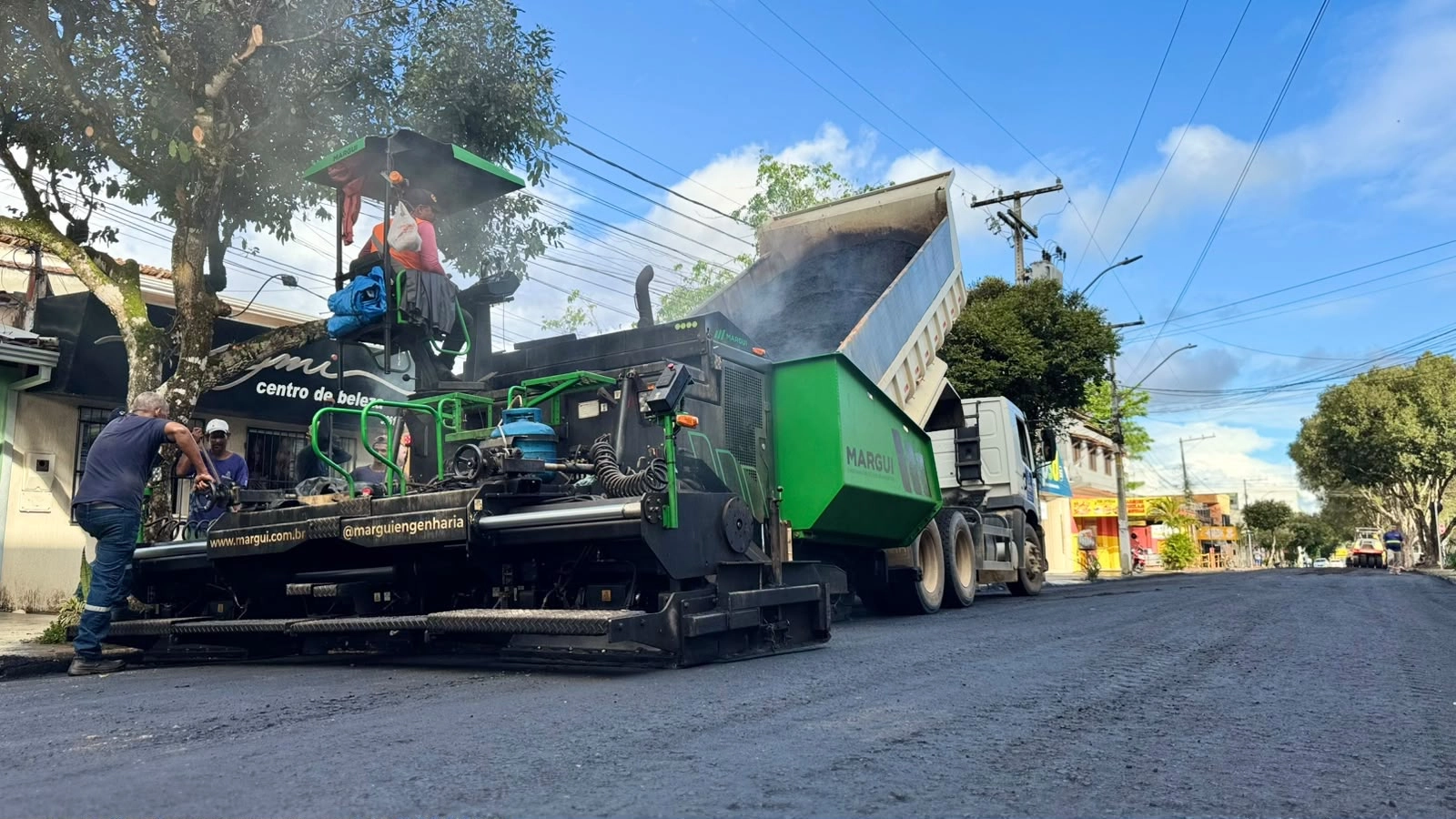 Avenida Rui Barbosa começa a receber asfalto no Centro de Eunápolis