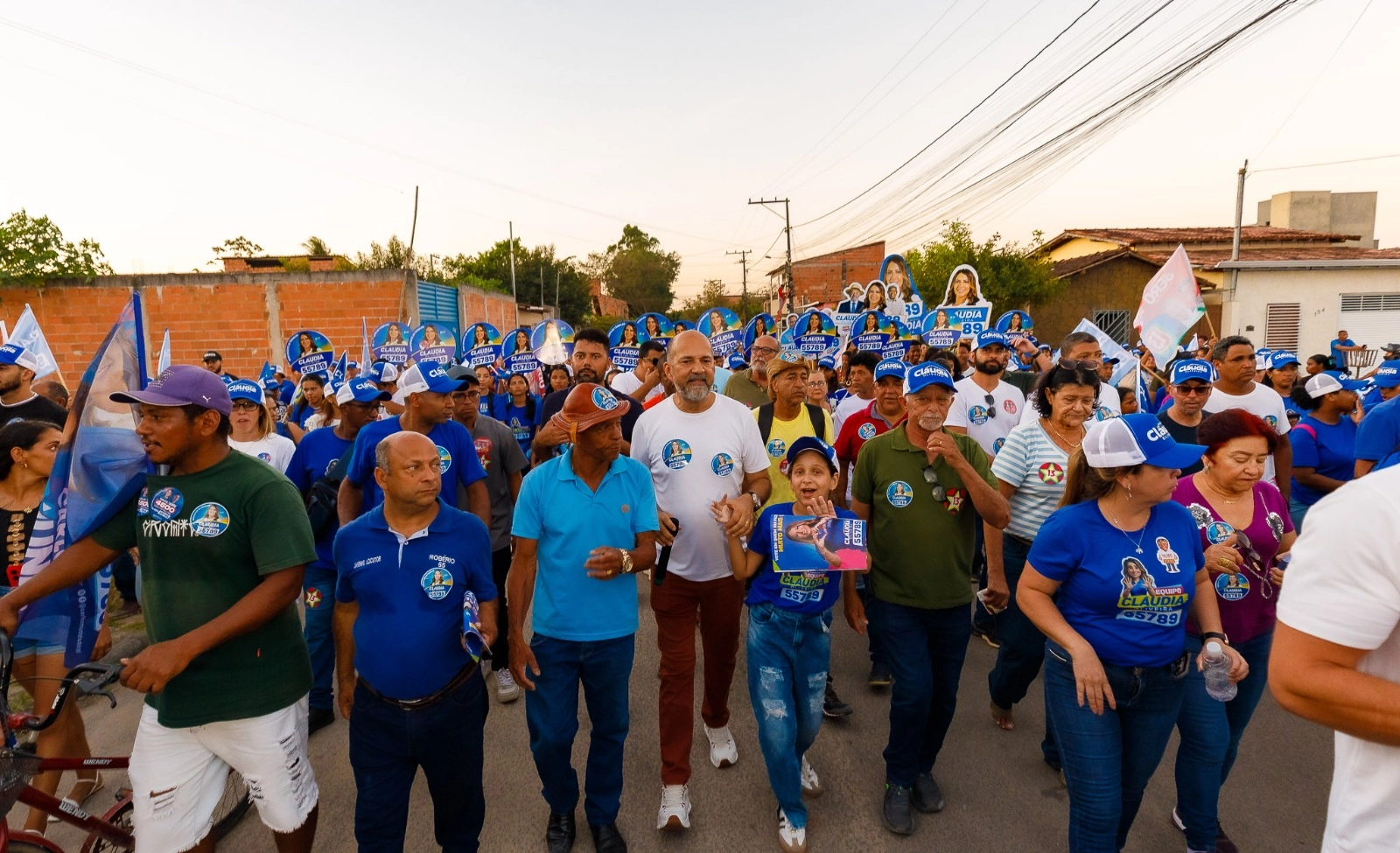 Robério lidera caminhada no Juca Rosa em apoio à reeleição de Cláudia Oliveira