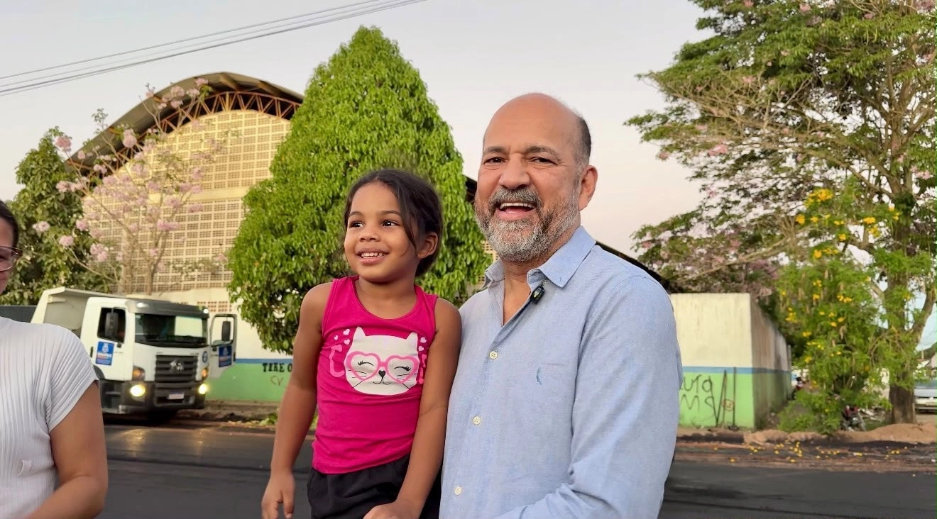 Moradores e comerciantes comemoram a chegada do asfalto no Nova Eunápolis; Prefeitura mantém ritmo acelerado nas pavimentações