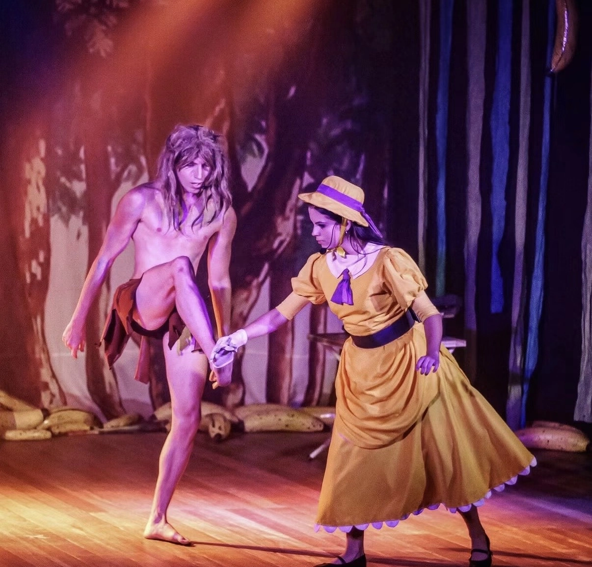 Lucas Freitas em cena no espetáculo Tarzan.