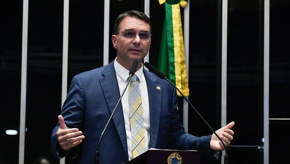 Flávio Bolsonaro deixa o Brasil rumo aos EUA, diz Reuters