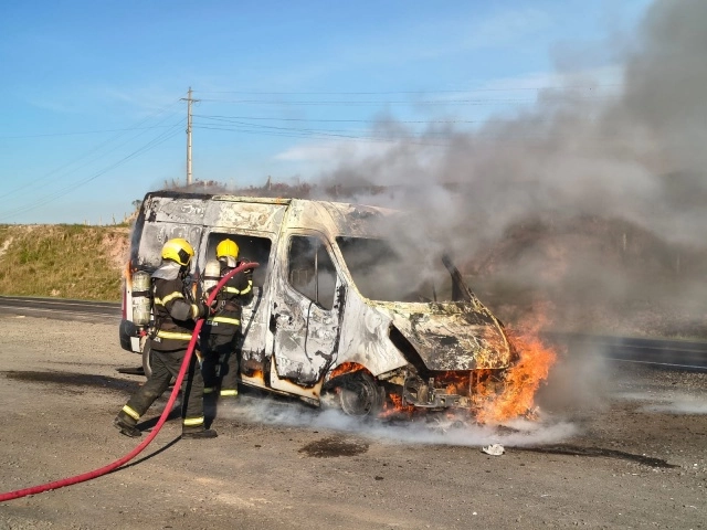 Ambulância com criança a caminho do hospital pega fogo na BR-282