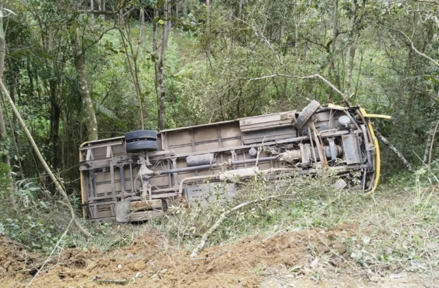 Ônibus escolar com 10 crianças sai da pista e tomba em ribanceira em SC