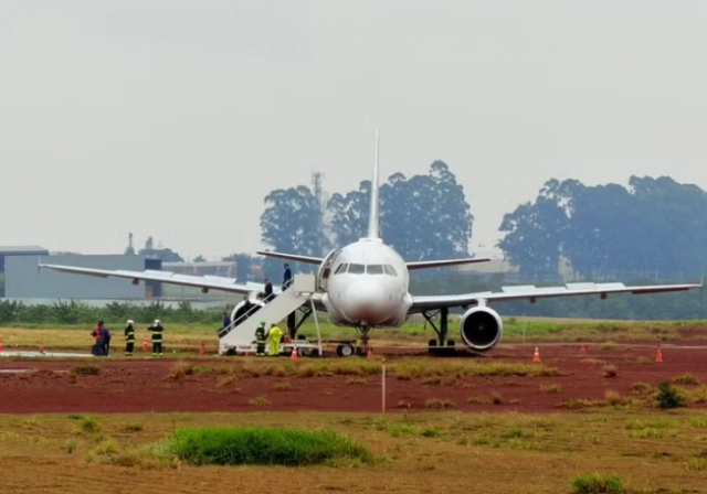 Avião da Latam com 151 pessoas sai da pista durante pouso no Aeroporto de Cascavel