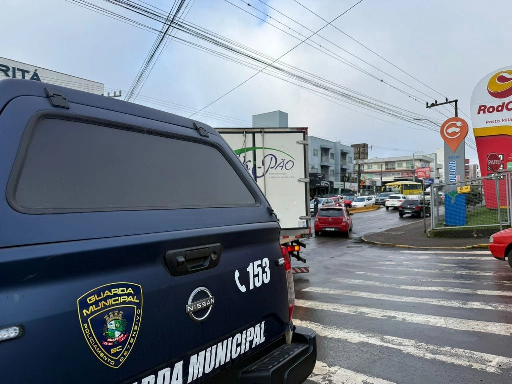 Semáforo da Atílio Fontana volta a operar no intermitente em Chapecó